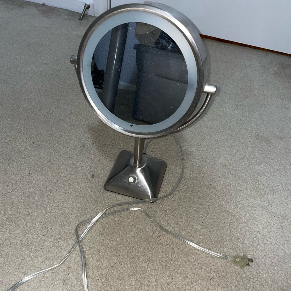 Light up makeup mirror